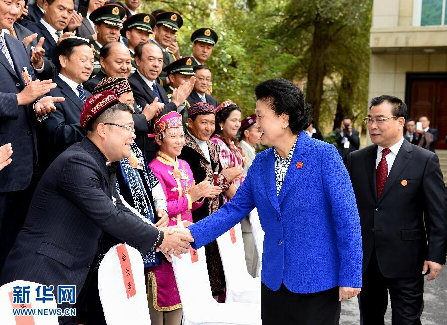 9月28日，中共中央政治局委員、國(guó)務(wù)院副總理、中央代表團(tuán)副團(tuán)長(zhǎng)劉延?xùn)|率中央代表團(tuán)分團(tuán)赴阿克蘇地區(qū)、伊犁哈薩克自治州慰問(wèn)，與各族干部群眾共度節(jié)日、共享歡樂(lè)。這是劉延?xùn)|接見(jiàn)伊犁黨政軍負(fù)責(zé)同志和各族各界人士、先進(jìn)模范、援疆干部代表等。新華社記者張領(lǐng)攝
