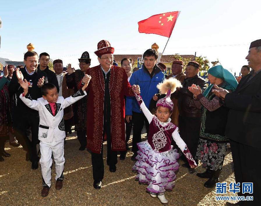 9月29日，中共中央政治局常委、全國政協(xié)主席、中央代表團(tuán)團(tuán)長俞正聲率中央代表團(tuán)部分成員赴阿勒泰地區(qū)看望各族干部群眾。這是俞正聲來到布爾津縣也拉曼牧民定居新村看望哈薩克族牧民。新華社記者 高潔 攝