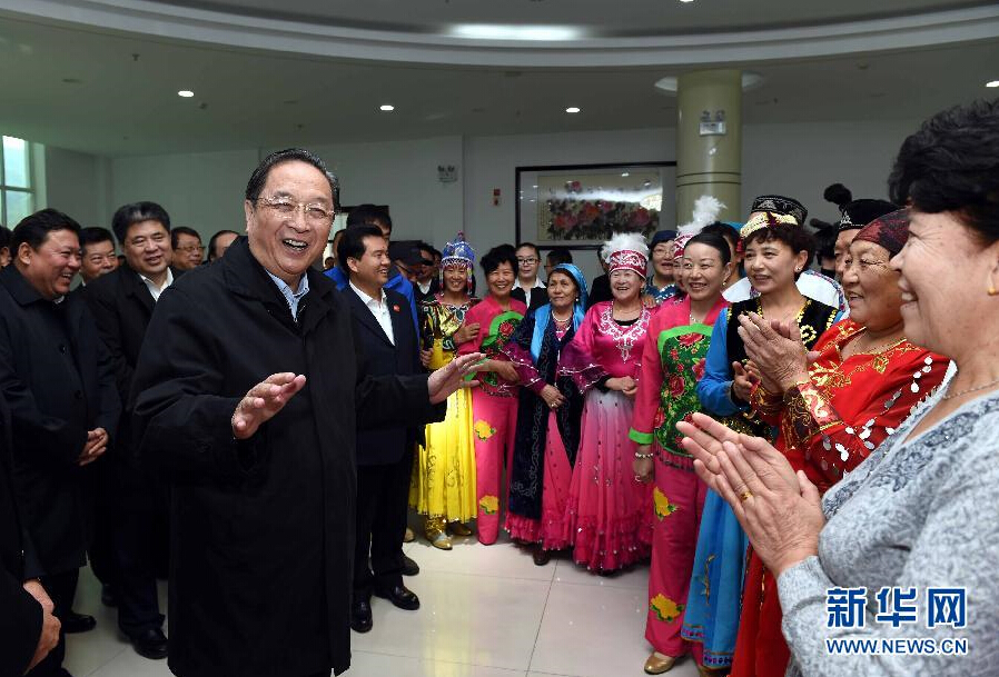 9月29日，中共中央政治局常委、全國政協(xié)主席、中央代表團(tuán)團(tuán)長俞正聲率中央代表團(tuán)部分成員赴阿勒泰地區(qū)看望各族干部群眾。這是俞正聲來到阿勒泰地區(qū)老年人活動(dòng)中心慰問群眾。新華社記者 饒愛民 攝