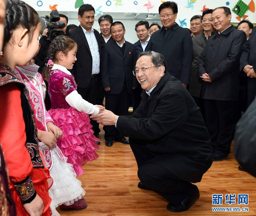 9月29日，中共中央政治局常委、全國政協(xié)主席、中央代表團(tuán)團(tuán)長俞正聲率中央代表團(tuán)部分成員赴阿勒泰地區(qū)看望各族干部群眾。這是俞正聲來到布爾津縣也拉曼牧民定居新村幼兒園，同小朋友交流。新華社記者 饒愛民 攝