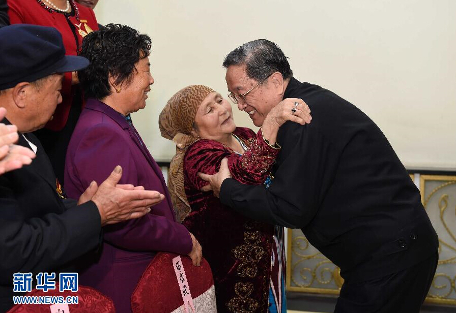 9月29日，中共中央政治局常委、全國政協(xié)主席、中央代表團(tuán)團(tuán)長俞正聲率中央代表團(tuán)部分成員赴阿勒泰地區(qū)看望各族干部群眾。這是俞正聲接見阿勒泰地區(qū)有關(guān)負(fù)責(zé)同志、各界人士代表和援疆干部代表時(shí)與維吾爾族老人阿尼帕·阿力馬洪親切擁抱。阿尼帕·阿力馬洪先后收養(yǎng)漢、回、維吾爾、哈薩克4個(gè)民族的10個(gè)孤兒。新華社記者 饒愛民 攝 
