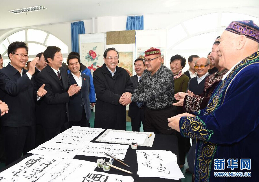 9月29日，中共中央政治局常委、全國政協(xié)主席、中央代表團(tuán)團(tuán)長俞正聲率中央代表團(tuán)部分成員赴阿勒泰地區(qū)看望各族干部群眾。這是俞正聲來到阿勒泰地區(qū)老年人活動(dòng)中心，觀看老同志書畫展，同老同志親切交談。新華社記者 高潔 攝