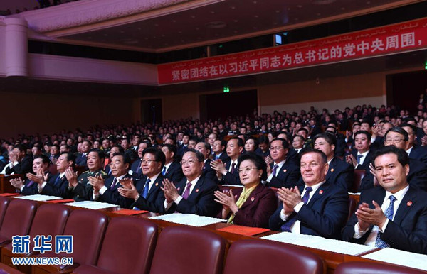     9月30日，慶祝新疆維吾爾自治區(qū)成立60周年文藝晚會(huì)《新疆禮贊》在新疆人民會(huì)堂精彩呈現(xiàn)。中共中央政治局常委、全國政協(xié)主席、中央代表團(tuán)團(tuán)長俞正聲，與2000余名各族群眾代表一起觀看演出。新華社記者 饒愛民 攝