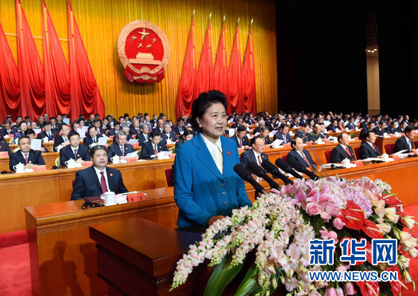 10月1日，慶祝中華人民共和國成立66周年暨新疆維吾爾自治區(qū)成立60周年大會在新疆人民會堂隆重舉行。這是中共中央政治局委員、國務院副總理、中央代表團副團長劉延東宣讀中共中央、全國人大常委會、國務院、全國政協(xié)、中央軍委關于慶祝新疆維吾爾自治區(qū)成立60周年的賀電。新華社記者 饒愛民 攝 