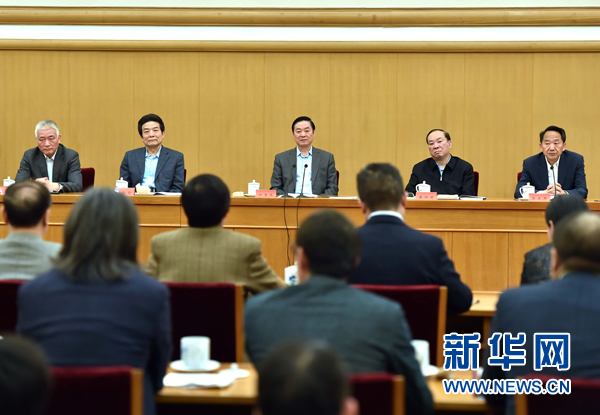 4月8日，中共中央政治局委員、中央書記處書記、中宣部部長(zhǎng)劉奇葆在北京同講好中國(guó)故事專家學(xué)者、文化交流使者研討班學(xué)員座談。 新華社記者李濤 攝