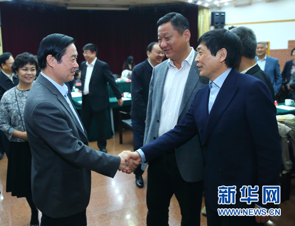 4月12日，中共中央政治局委員、中央書記處書記、中宣部部長劉奇葆在北京出席“走向世界的中國兒童文學(xué)”座談會并講話。這是座談會后，劉奇葆與國際安徒生獎獲得者、兒童文學(xué)作家曹文軒握手。新華社記者丁海濤攝