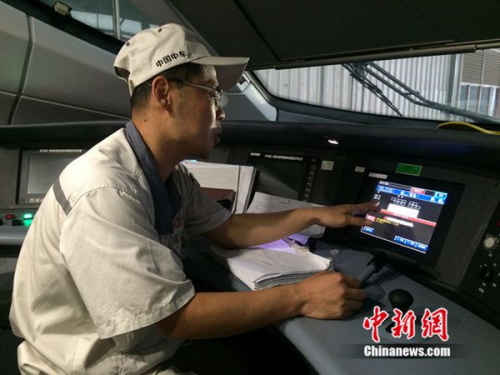 中車(chē)青島四方機(jī)車(chē)車(chē)輛股份有限公司高鐵調(diào)試高級(jí)技師周勇在演示調(diào)試過(guò)程。中新網(wǎng) 邱宇 攝