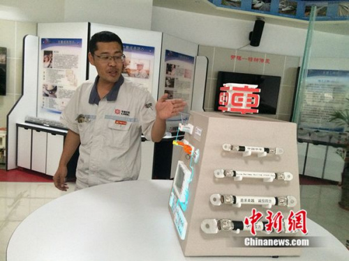 周勇在工作室介紹他制作的模型。中新網(wǎng) 邱宇 攝