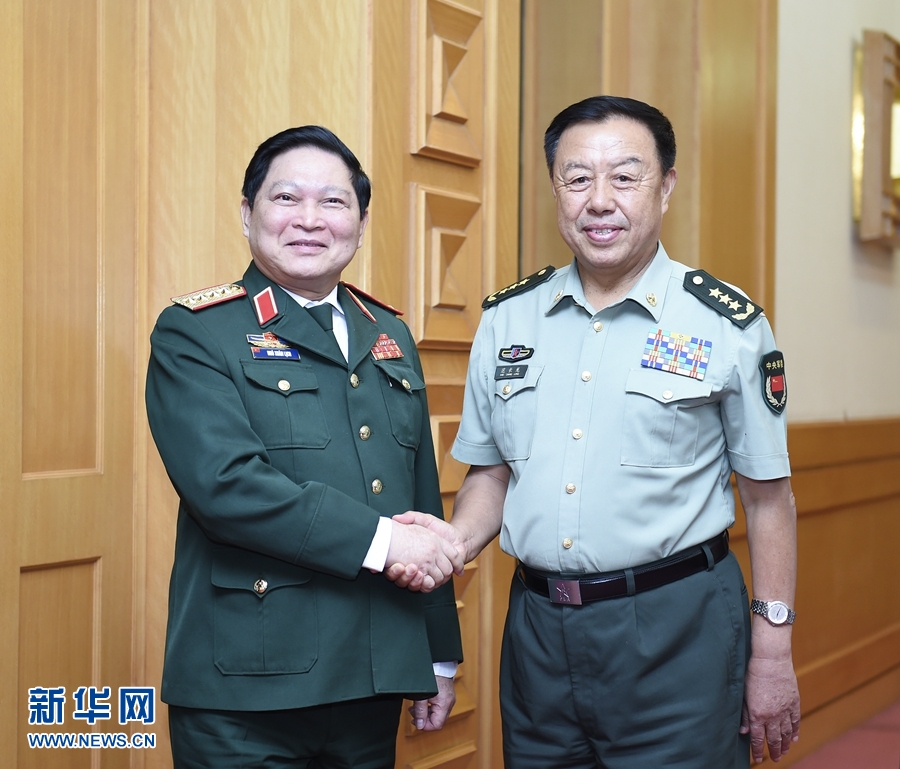 8月29日，中共中央政治局委員、中央軍委副主席范長龍?jiān)诒本?huì)見越南共產(chǎn)黨中央政治局委員、國防部長吳春歷。 新華社記者張領(lǐng)攝