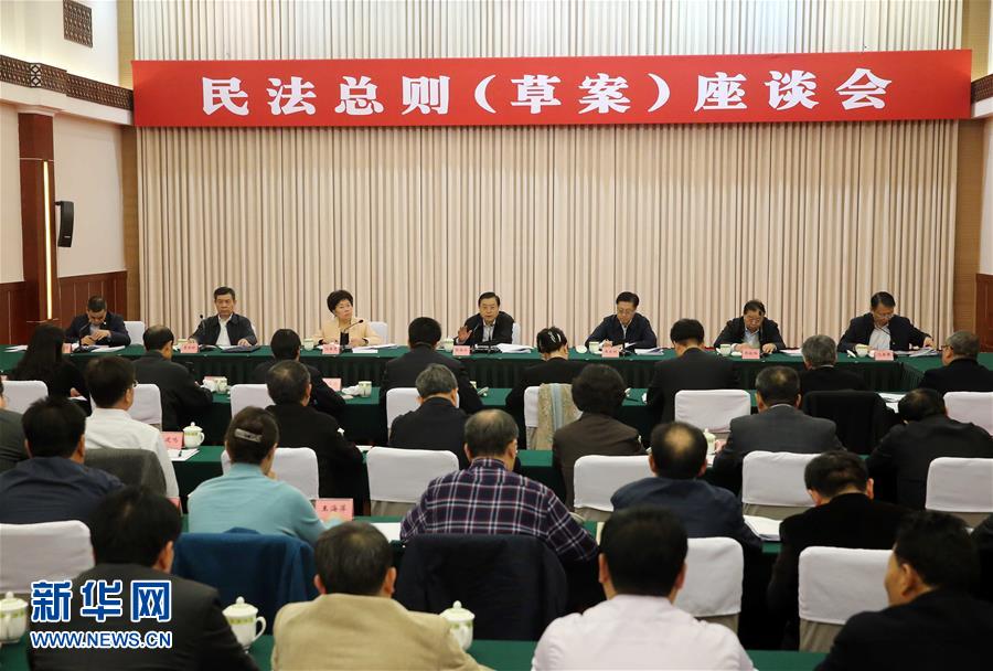 這是11月23日，張德江在成都主持召開座談會(huì)，11個(gè)?。▍^(qū)、市）人大常委會(huì)負(fù)責(zé)同志、部分全國人大代表、法律工作者及專家學(xué)者參加會(huì)議。新華社記者 劉衛(wèi)兵 攝 