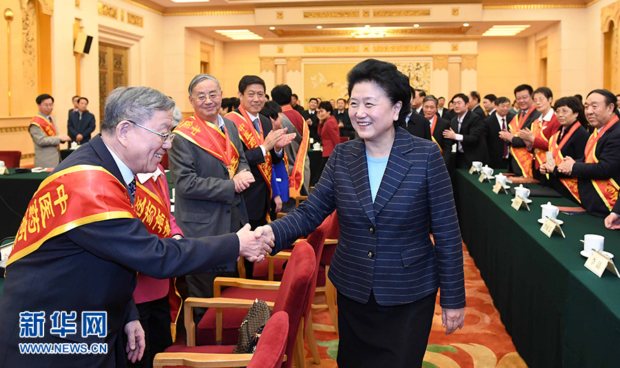 12月29日，中共中央政治局委員、國務(wù)院副總理劉延?xùn)|在北京與中醫(yī)藥高等學(xué)校教學(xué)名師座談。這是座談會前，劉延?xùn)|與獲得表彰的教師握手。新華社記者 張鐸 攝