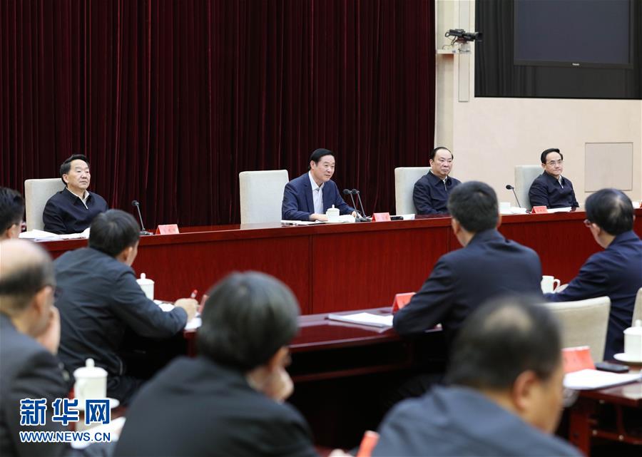  2月17日，在習(xí)近平總書記主持召開黨的新聞?shì)浾摴ぷ髯剷?huì)并發(fā)表重要講話一周年之際，中宣部在北京召開2017年新聞戰(zhàn)線“新春走基層”活動(dòng)座談會(huì)。中共中央政治局委員、中央書記處書記、中宣部部長(zhǎng)劉奇葆出席會(huì)議并講話。新華社記者 王曄 攝
