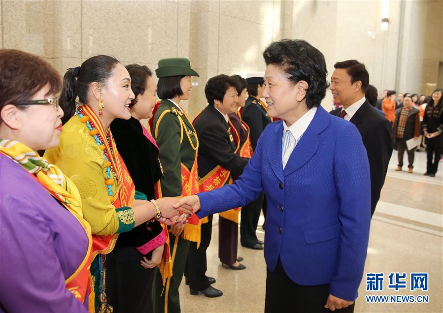 3月8日，由全國婦聯(lián)主辦的“三八”國際婦女節(jié)紀(jì)念暨表彰大會在北京舉行。中共中央政治局委員、國務(wù)院副總理劉延?xùn)|，中共中央政治局委員、國家副主席李源潮會見受表彰的先進代表。新華社記者殷剛攝
