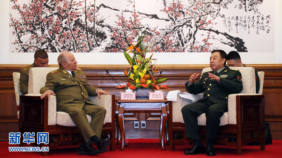 3月28日，中央軍委副主席范長(zhǎng)龍?jiān)诒本┽烎~臺(tái)國(guó)賓館會(huì)見來華訪問的古巴革命武裝力量部部長(zhǎng)萊奧波爾多·辛特拉。 新華社發(fā)（劉芳 攝） 