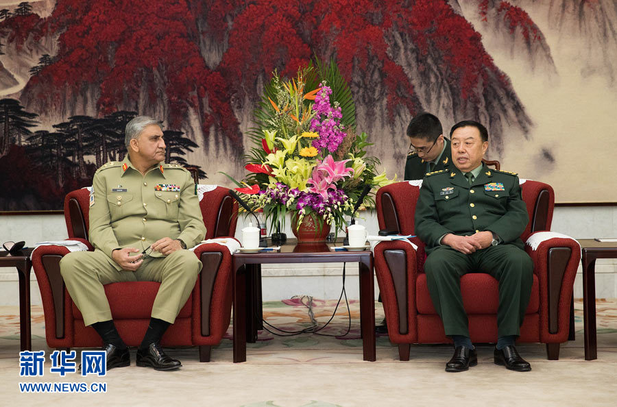  3月16日，中央軍委副主席范長(zhǎng)龍會(huì)見來訪的巴基斯坦陸軍參謀長(zhǎng)巴杰瓦。   新華社記者琚振華攝