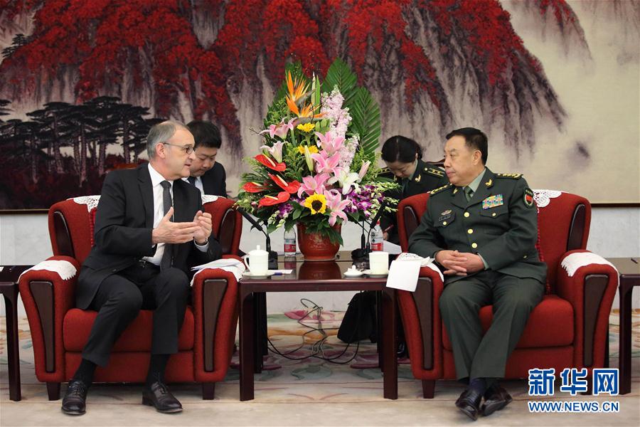 3月31日，中央軍委副主席范長(zhǎng)龍?jiān)诒本?huì)見來訪的瑞士國防、民防和體育部長(zhǎng)帕莫蘭。 新華社記者 劉芳 攝