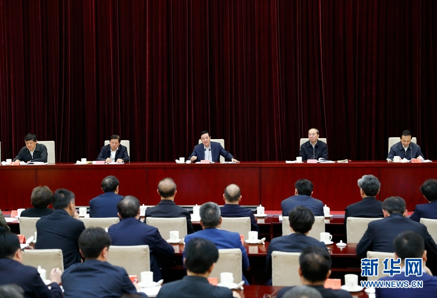 4月13日，中央宣傳部、中央政法委在北京召開貫徹落實《關于進一步把社會主義核心價值觀融入法治建設的指導意見》電視電話會議。中共中央政治局委員、中央書記處書記、中宣部部長劉奇葆出席會議并講話。新華社記者丁海濤攝