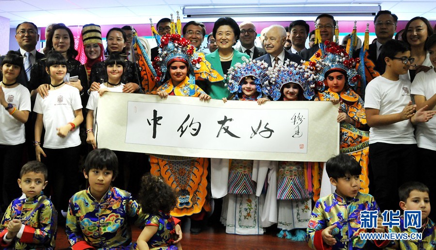 4月20日，在約旦首都安曼，中國(guó)國(guó)務(wù)院副總理劉延?xùn)|（中）考察TAG孔子學(xué)院。 新華社記者林曉蔚攝