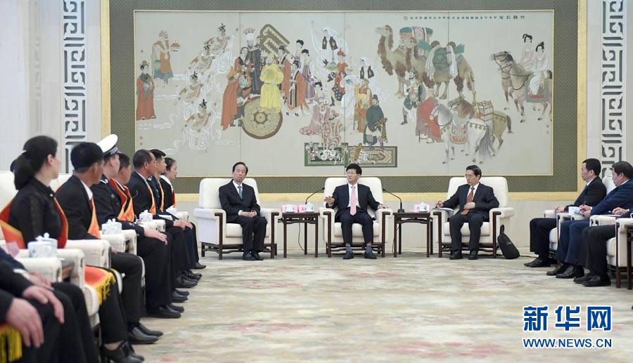 4月24日，第十三屆全國見義勇為英雄模范表彰大會在北京人民大會堂召開。會前，中共中央政治局委員、中央政法委書記孟建柱與見義勇為英雄模范及家屬代表座談。國務(wù)委員、公安部部長郭聲琨出席座談會并在表彰大會上講話。新華社記者 張鐸 攝