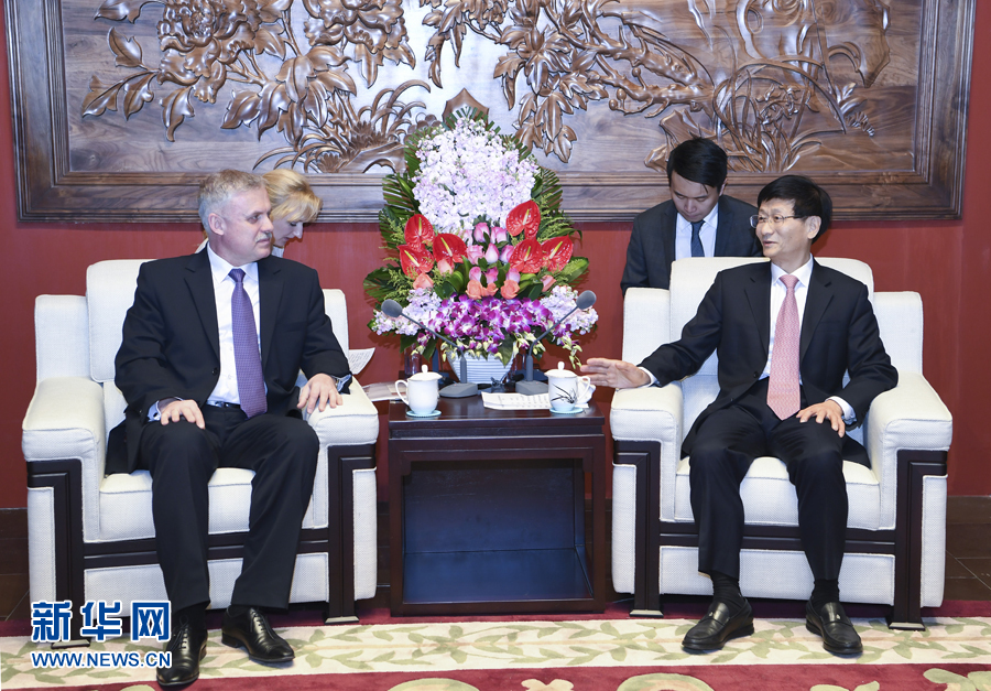 4月26日，中共中央政治局委員、中央政法委書記孟建柱在北京會(huì)見白俄羅斯安全會(huì)議國務(wù)秘書扎西。 新華社記者 張領(lǐng) 攝
