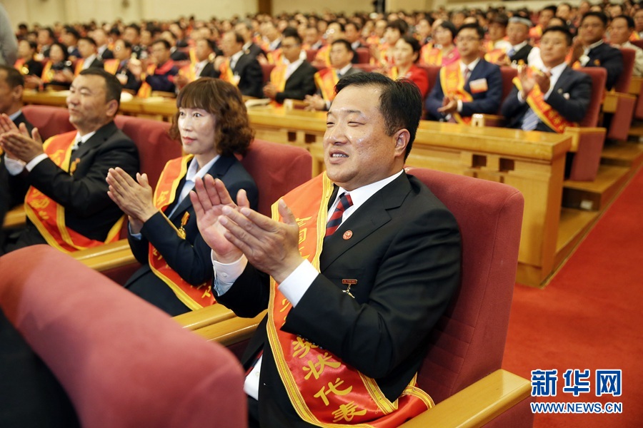這是與會(huì)代表在表彰大會(huì)上鼓掌。新華社記者 才揚(yáng) 攝
