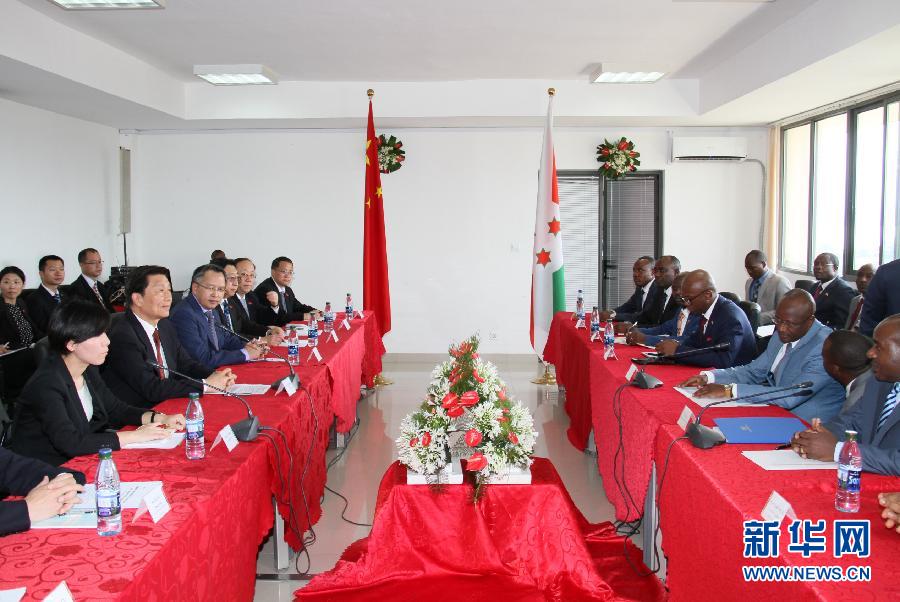  5月11日，中國國家副主席李源潮在布瓊布拉與布隆迪第一副總統(tǒng)辛迪姆沃和第二副總統(tǒng)布托雷舉行會談。新華社記者 呂天然 攝