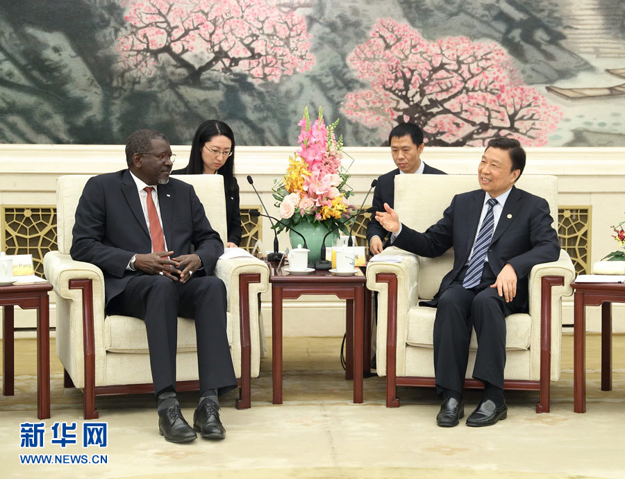 5月15日，國(guó)家副主席、中國(guó)紅十字會(huì)名譽(yù)會(huì)長(zhǎng)李源潮在北京會(huì)見來華出席“一帶一路”國(guó)際合作高峰論壇的紅十字會(huì)與紅新月會(huì)國(guó)際聯(lián)合會(huì)秘書長(zhǎng)阿西。新華社記者 王曄 攝