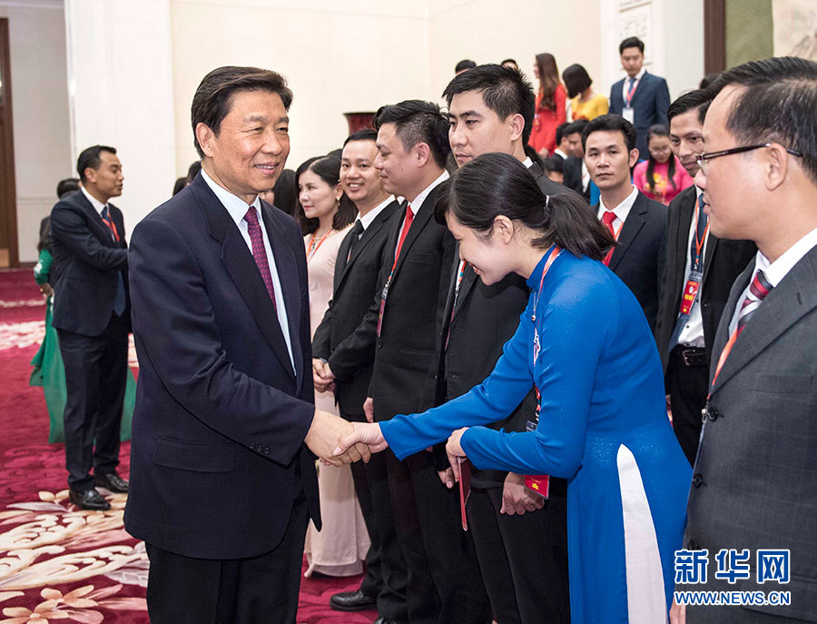 5月22日，中共中央政治局委員、國(guó)家副主席李源潮在北京會(huì)見(jiàn)越南胡志明共青團(tuán)中央書(shū)記處第一書(shū)記黎國(guó)鋒率領(lǐng)的越南青年代表團(tuán)。 新華社記者李濤 攝