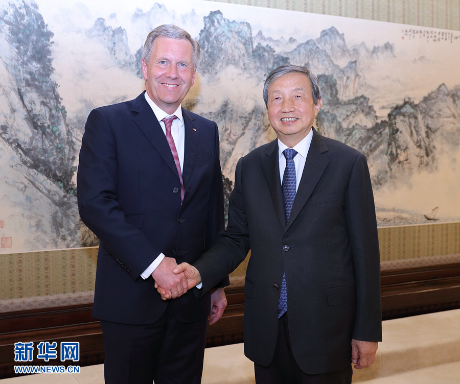 6月13日，國(guó)務(wù)院副總理馬凱在北京中南海紫光閣會(huì)見(jiàn)德國(guó)前總統(tǒng)、全球中小企業(yè)聯(lián)盟全球主席武爾夫。 新華社記者 王曄 攝 