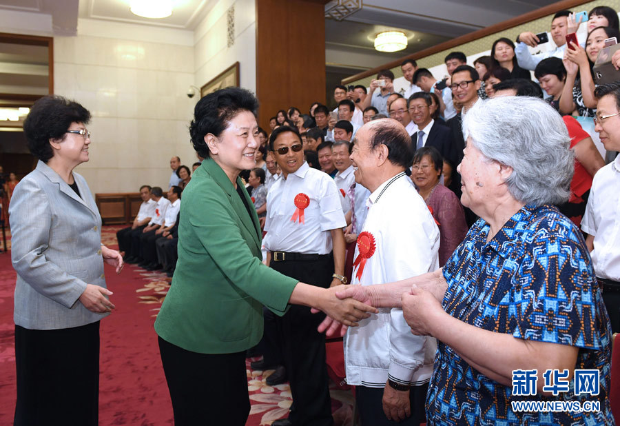 6月16日，中共中央政治局委員、國(guó)務(wù)院副總理劉延?xùn)|在北京看望出席中國(guó)人口福利基金會(huì)成立30周年座談會(huì)的歷屆“中華人口獎(jiǎng)”獲獎(jiǎng)?wù)叽怼Ｐ氯A社記者 饒愛(ài)民 攝
