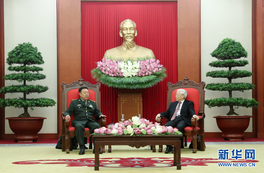 6月18日，在越南首都河內(nèi)，正在越南訪問的中央軍委副主席范長龍（左）會見越共中央總書記阮富仲。 新華社發(fā)（李曉偉攝） 