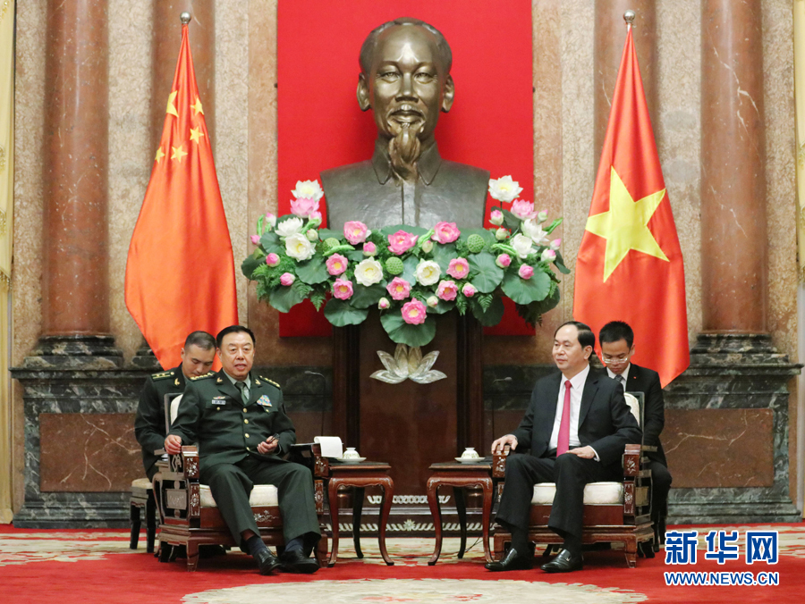 6月18日，在越南首都河內(nèi)，正在越南訪問的中央軍委副主席范長龍（左前）會見越南國家主席陳大光（右前）。 新華社發(fā)（李曉偉攝）
