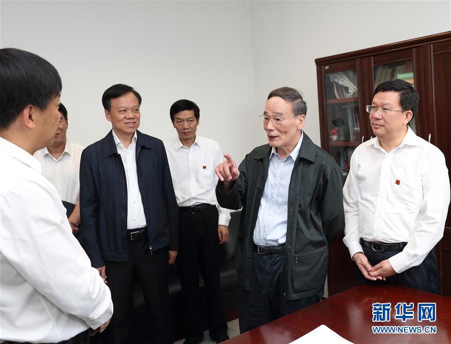 6月20日至22日，中共中央政治局常委、中央紀(jì)委書記王岐山在貴州省檢查紀(jì)檢監(jiān)察工作。這是6月21日，王岐山在省紀(jì)委與紀(jì)檢監(jiān)察干部親切交流。新華社記者 王曄 攝