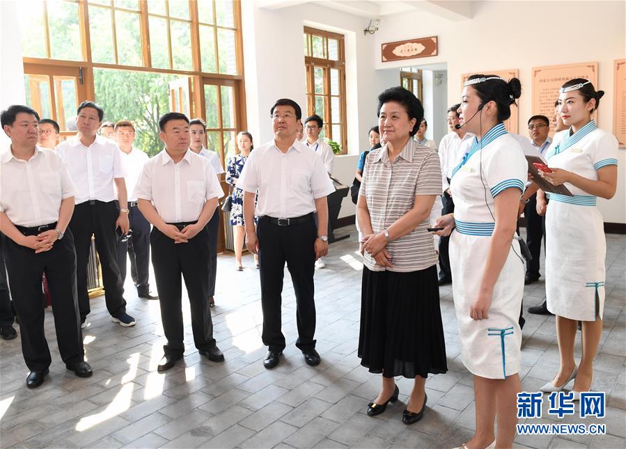 6月25日，全國民族團結進步創(chuàng)建經(jīng)驗交流現(xiàn)場會在內蒙古興安盟召開，中共中央政治局委員、國務院副總理劉延東出席會議并講話。在內蒙古期間，劉延東考察內蒙古人民代表會議舊址即“五一會址”，深入社區(qū)看望各族干部群眾。這是劉延東考察“五一會址”。新華社記者 陳曄華 攝
