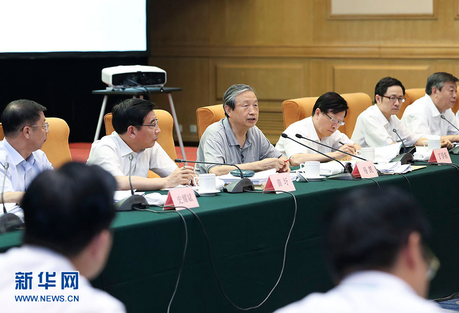 近日，中共中央政治局委員、國務(wù)院副總理馬凱在北京調(diào)研新能源汽車產(chǎn)業(yè)發(fā)展。這是7月4日，馬凱在北京深入新能源汽車充換電設(shè)施、充電服務(wù)平臺(tái)、分時(shí)租賃等單位調(diào)研，并主持召開推廣應(yīng)用座談會(huì)。新華社記者 龐興雷 攝
