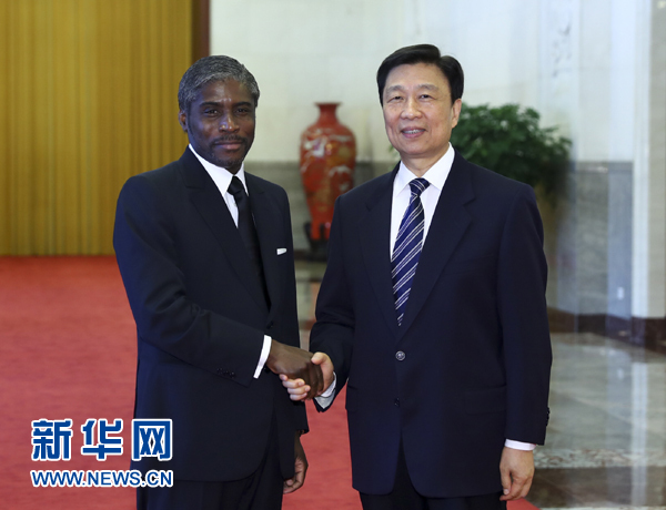 7月13日，中國(guó)國(guó)家副主席李源潮在北京人民大會(huì)堂與赤道幾內(nèi)亞副總統(tǒng)曼格會(huì)談。 新華社記者 謝環(huán)馳 攝