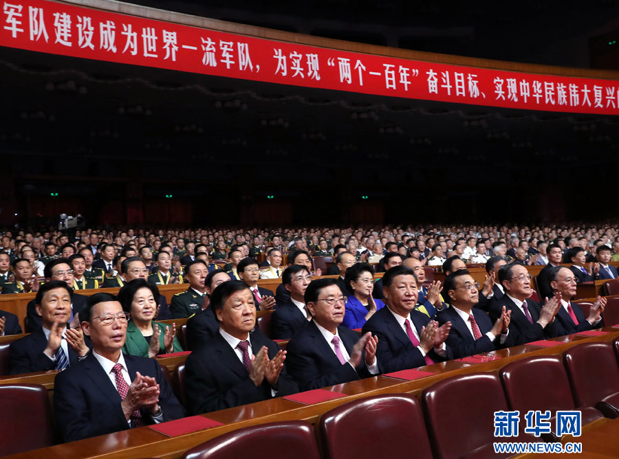 7月28日，慶祝中國(guó)人民解放軍建軍90周年文藝晚會(huì)《在黨的旗幟下》在北京人民大會(huì)堂舉行。中共中央總書記、國(guó)家主席、中央軍委主席習(xí)近平和李克強(qiáng)、張德江、俞正聲、劉云山、王岐山、張高麗等黨和國(guó)家領(lǐng)導(dǎo)人，與首都3000多名各界群眾一起觀看演出。新華社記者 馬占成 攝