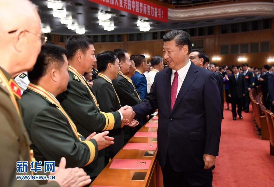 7月28日，慶祝中國(guó)人民解放軍建軍90周年文藝晚會(huì)《在黨的旗幟下》在北京人民大會(huì)堂舉行。中共中央總書記、國(guó)家主席、中央軍委主席習(xí)近平和李克強(qiáng)、張德江、俞正聲、劉云山、王岐山、張高麗等黨和國(guó)家領(lǐng)導(dǎo)人，與首都3000多名各界群眾一起觀看演出。演出開始前，習(xí)近平等與老戰(zhàn)士、老同志代表和“八一勛章”獲得者親切握手。新華社記者 李學(xué)仁 攝