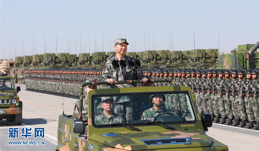 7月30日上午，慶祝中國人民解放軍建軍90周年閱兵在朱日和聯(lián)合訓練基地隆重舉行。中共中央總書記、國家主席、中央軍委主席習近平檢閱部隊并發(fā)表重要講話。這是習近平乘車檢閱部隊。新華社記者 李剛 攝