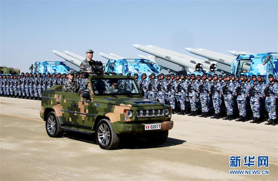 7月30日上午，慶祝中國人民解放軍建軍90周年閱兵在朱日和聯(lián)合訓練基地隆重舉行。中共中央總書記、國家主席、中央軍委主席習近平檢閱部隊并發(fā)表重要講話。這是習近平乘車檢閱部隊。新華社記者 李濤 攝