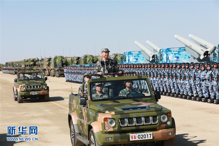 7月30日上午，慶祝中國人民解放軍建軍90周年閱兵在朱日和聯(lián)合訓練基地隆重舉行。中共中央總書記、國家主席、中央軍委主席習近平檢閱部隊并發(fā)表重要講話。這是習近平乘車檢閱部隊。新華社記者 李剛 攝