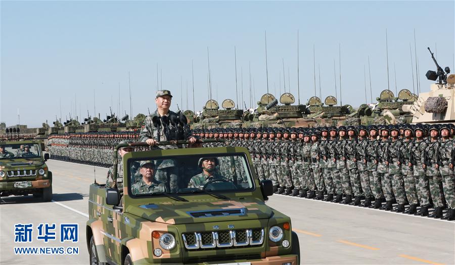 7月30日上午，慶祝中國人民解放軍建軍90周年閱兵在朱日和聯(lián)合訓練基地隆重舉行。中共中央總書記、國家主席、中央軍委主席習近平檢閱部隊并發(fā)表重要講話。這是習近平乘車檢閱部隊。新華社記者 李剛 攝