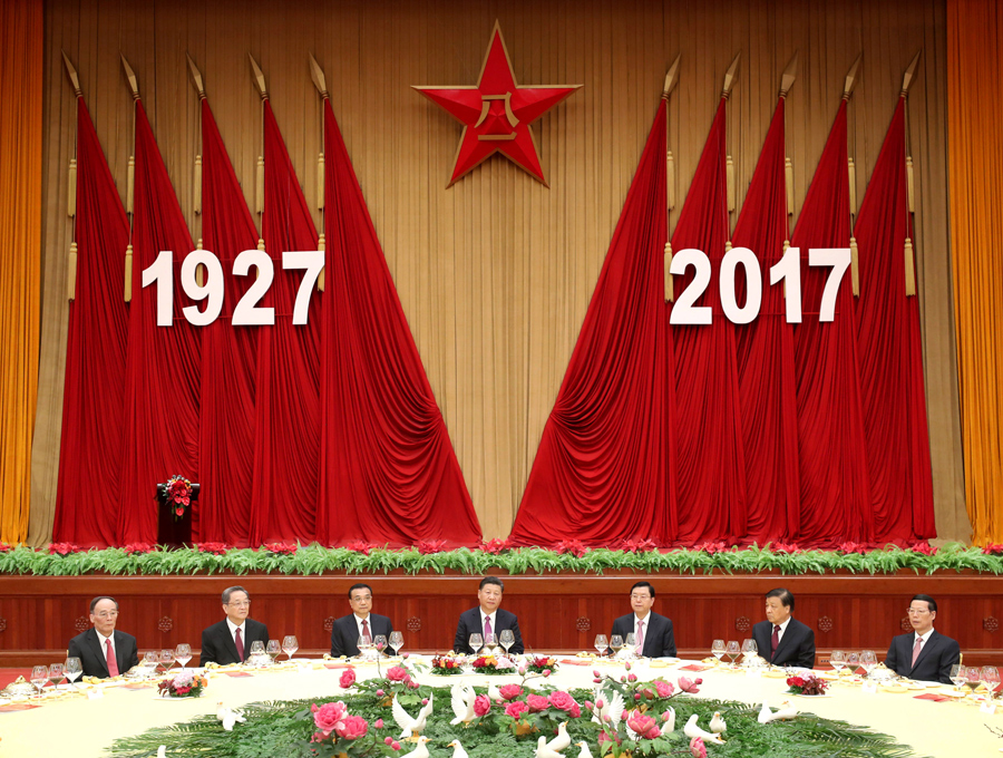 7月31日，中華人民共和國(guó)國(guó)防部在北京人民大會(huì)堂舉行盛大招待會(huì)，熱烈慶祝中國(guó)人民解放軍建軍90周年。中共中央總書記、國(guó)家主席、中央軍委主席習(xí)近平和李克強(qiáng)、張德江、俞正聲、劉云山、王岐山、張高麗等黨和國(guó)家領(lǐng)導(dǎo)人出席招待會(huì)。新華社記者 鞠鵬 攝