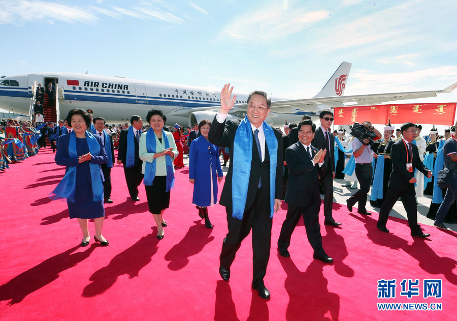 8月7日，以中共中央政治局常委、全國(guó)政協(xié)主席俞正聲為團(tuán)長(zhǎng)的中央代表團(tuán)飛抵呼和浩特，出席內(nèi)蒙古自治區(qū)成立70周年慶?；顒?dòng)。中央代表團(tuán)在機(jī)場(chǎng)受到內(nèi)蒙古各族群眾的熱烈歡迎。新華社記者 姚大偉 攝