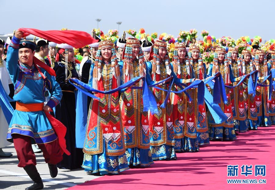 8月7日，以中共中央政治局常委、全國(guó)政協(xié)主席俞正聲為團(tuán)長(zhǎng)的中央代表團(tuán)飛抵呼和浩特，出席內(nèi)蒙古自治區(qū)成立70周年慶?；顒?dòng)。中央代表團(tuán)在機(jī)場(chǎng)受到內(nèi)蒙古各族群眾的熱烈歡迎。新華社記者 張領(lǐng) 攝