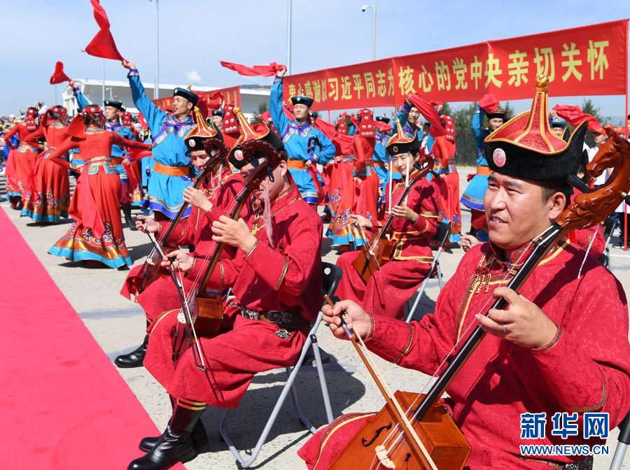 8月7日，以中共中央政治局常委、全國(guó)政協(xié)主席俞正聲為團(tuán)長(zhǎng)的中央代表團(tuán)飛抵呼和浩特，出席內(nèi)蒙古自治區(qū)成立70周年慶?；顒?dòng)。中央代表團(tuán)在機(jī)場(chǎng)受到內(nèi)蒙古各族群眾的熱烈歡迎。新華社記者 張領(lǐng) 攝