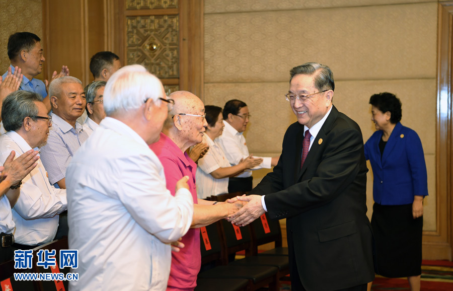 8月7日，中共中央政治局常委、全國政協(xié)主席、中央代表團(tuán)團(tuán)長(zhǎng)俞正聲在內(nèi)蒙古新城賓館會(huì)見內(nèi)蒙古自治區(qū)離退休老同志和各族各界群眾代表，并與他們合影留念。新華社記者 張領(lǐng) 攝
