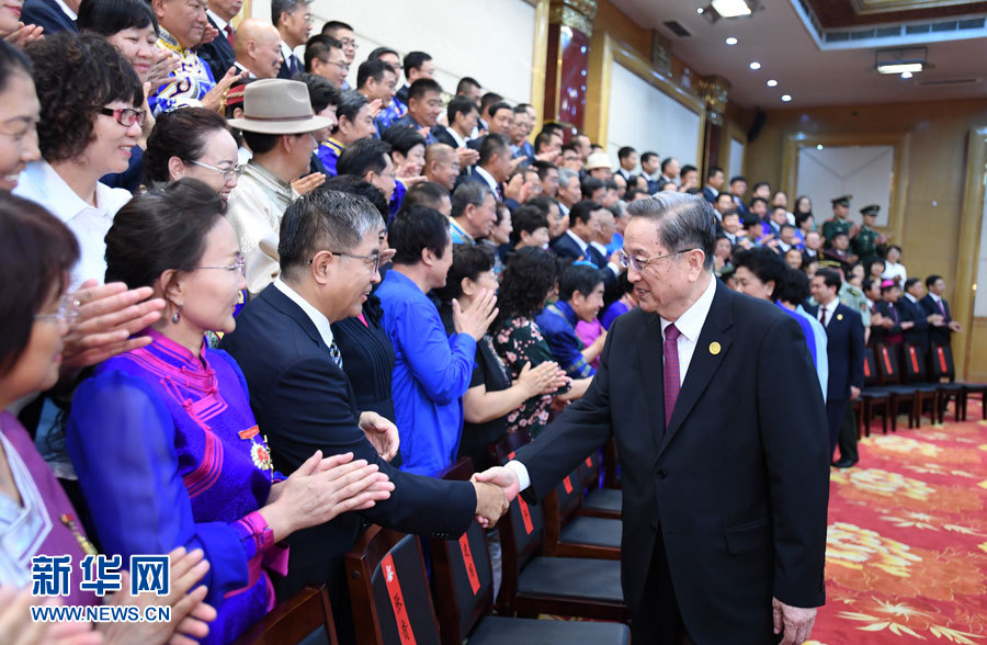 8月7日，中共中央政治局常委、全國政協(xié)主席、中央代表團(tuán)團(tuán)長(zhǎng)俞正聲在內(nèi)蒙古新城賓館會(huì)見內(nèi)蒙古自治區(qū)離退休老同志和各族各界群眾代表，并與他們合影留念。新華社記者 張領(lǐng) 攝