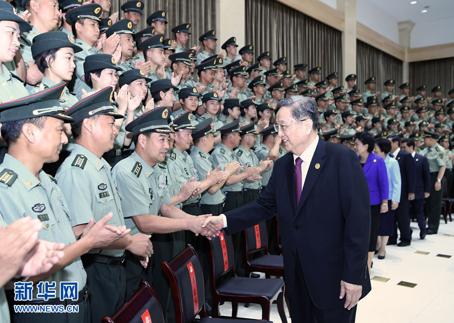 8月7日，中共中央政治局常委、全國政協(xié)主席、中央代表團(tuán)團(tuán)長俞正聲率代表團(tuán)部分成員分別赴內(nèi)蒙古軍區(qū)、武警內(nèi)蒙古總隊(duì)、武警內(nèi)蒙古森林總隊(duì)慰問，并會見自治區(qū)政法干警代表。這是俞正聲會見內(nèi)蒙古軍區(qū)指戰(zhàn)員。新華社記者 張領(lǐng) 攝