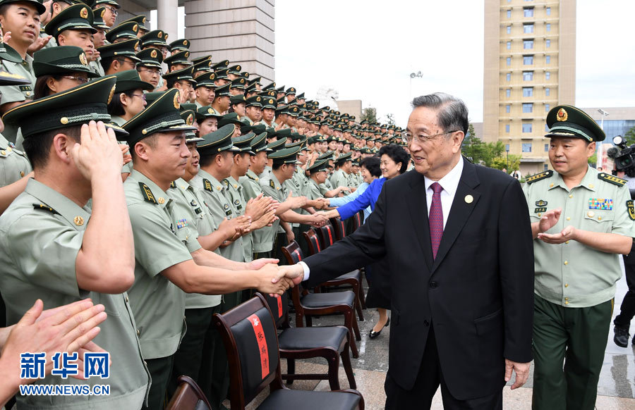 8月7日，中共中央政治局常委、全國政協(xié)主席、中央代表團(tuán)團(tuán)長俞正聲率代表團(tuán)部分成員分別赴內(nèi)蒙古軍區(qū)、武警內(nèi)蒙古總隊(duì)、武警內(nèi)蒙古森林總隊(duì)慰問，并會見自治區(qū)政法干警代表。這是俞正聲會見武警內(nèi)蒙古總隊(duì)官兵。新華社記者 張領(lǐng) 攝